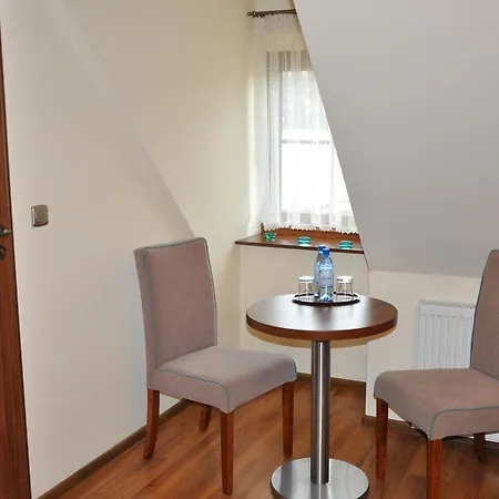 Palac Parkowy W Parnowie Alojamento de Acomodação e Pequeno-almoço