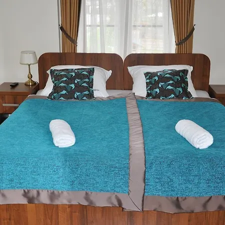 Palac Parkowy W Parnowie Alojamento de Acomodação e Pequeno-almoço *